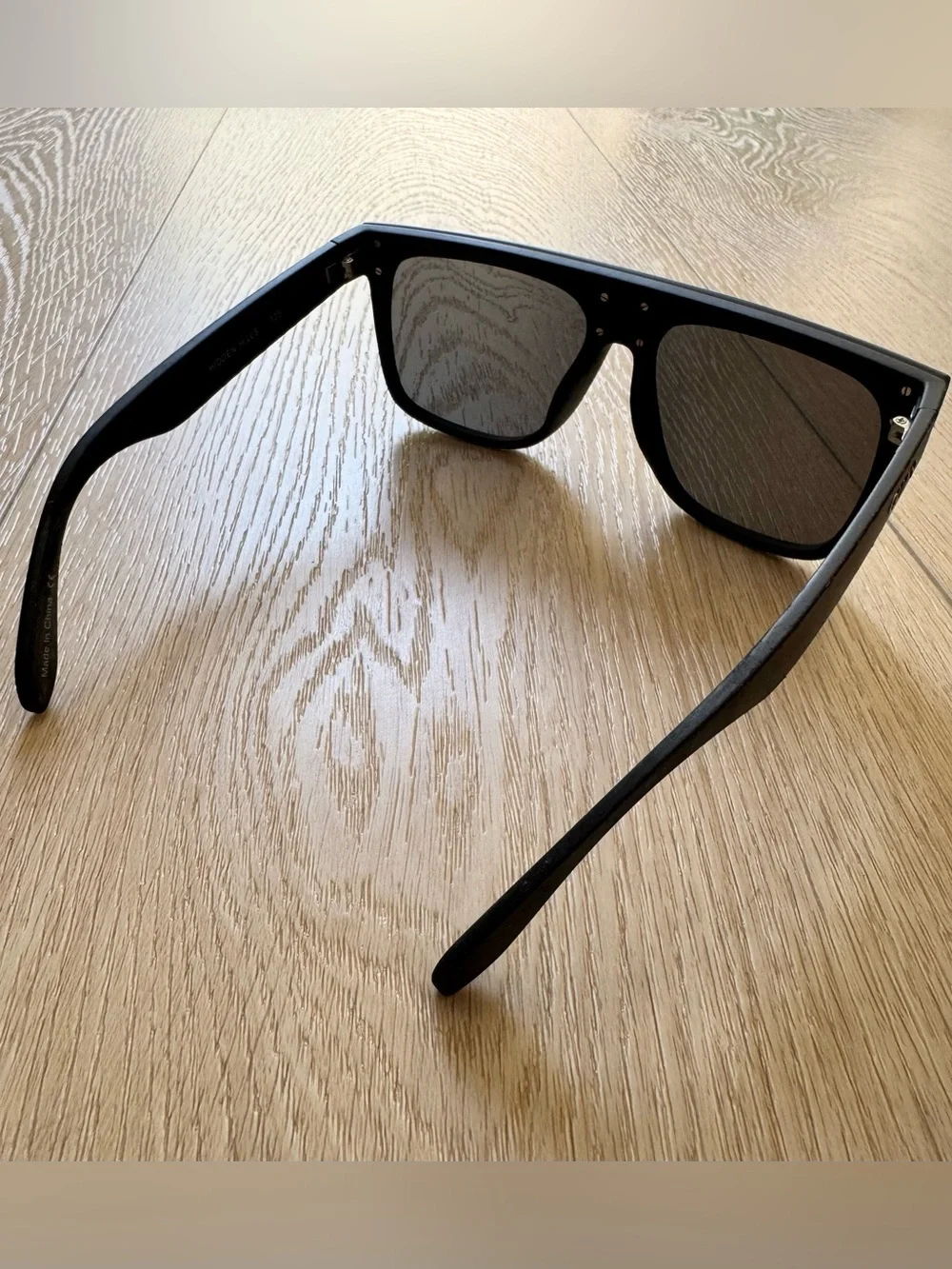 QUAY x KYLIE Limited Ed Sunglasses + Original Protective Pouch